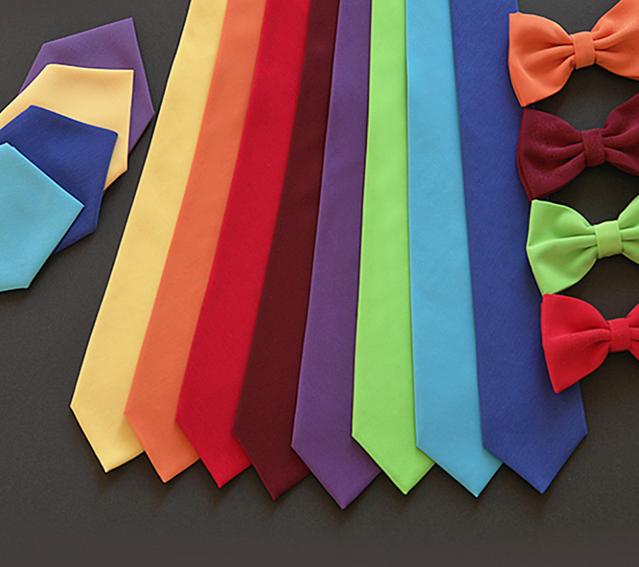 Einfarbige Krawatten, Fliegen und Einstecktücher in acht schönen Farben. 